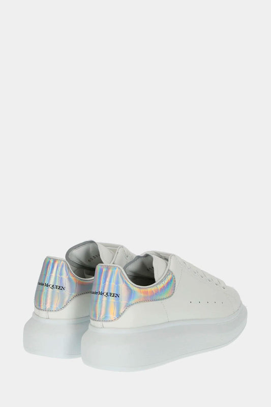 Alexander McQueen Baskets basses "Oversized" blanches et grises à effet irisé - LECLAIREUR