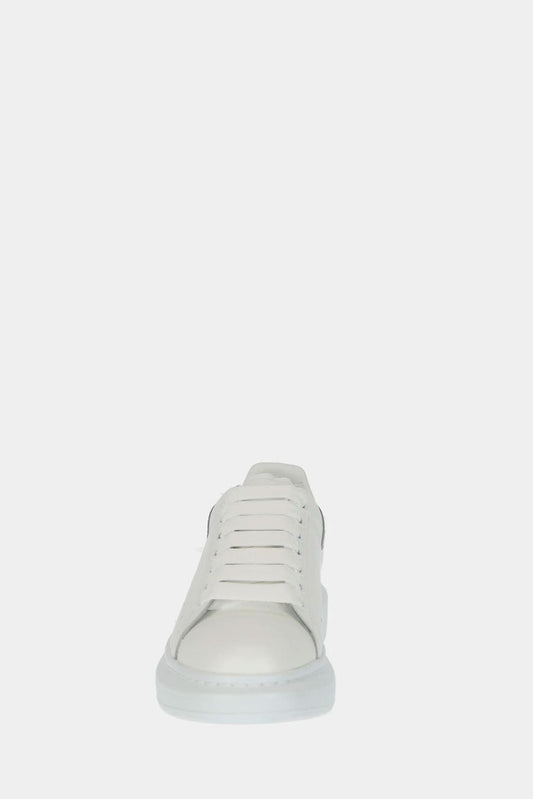 Alexander McQueen Baskets basses "Oversized" blanches et grises à effet irisé - LECLAIREUR