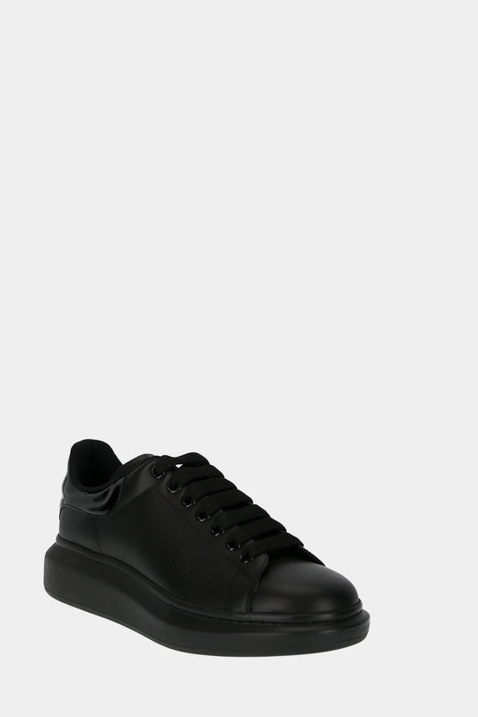 Alexander McQueen Basse Sneakers "Oversized" black with varnished effect