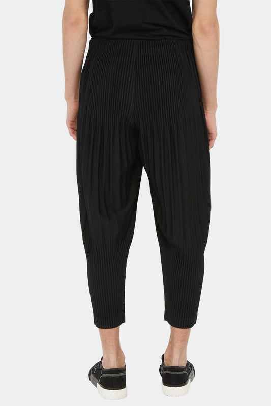 Issey Miyake Pantalon noir écourté à design plissé - LECLAIREUR