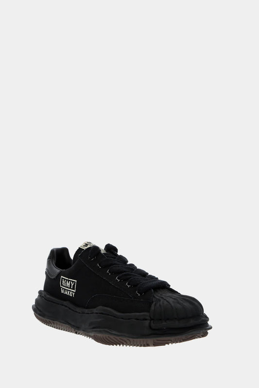 "Blakey" low top sneakers in black cotton canvas